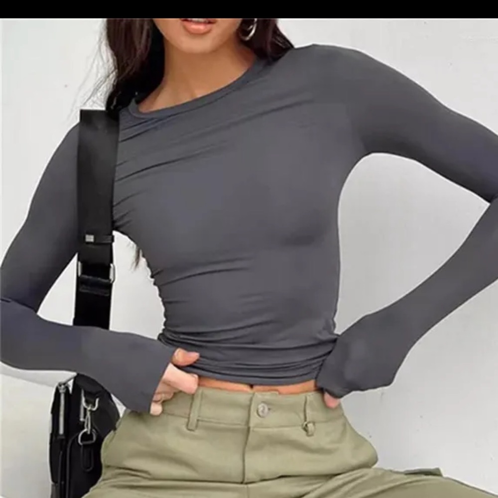 NEW 🏷️Stretchy fitted  top in grey